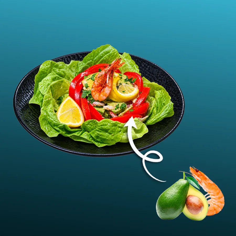 アボカドと海老のカクテル — アボカドと海老をグラスに、赤パプリカとレモン、レタスを敷いて。 · Sphère Restaurant by Léa, Kouba, Alger