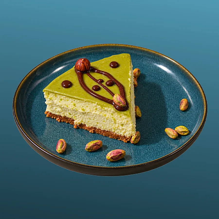 ペストリー／本日のデザート — 本日のピスタチオチーズケーキ。チョコレートソースとピスタチオを添えて。 · Sphère Restaurant by Léa, Kouba, Alger
