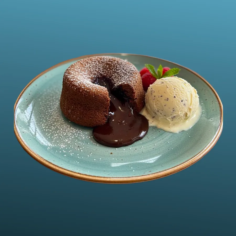 チョコレートフォンダンとアイスクリーム — 中からとろけるあたたかいフォンダンに、アイスクリームを添えて。 · Sphère Restaurant by Léa, Kouba, Alger