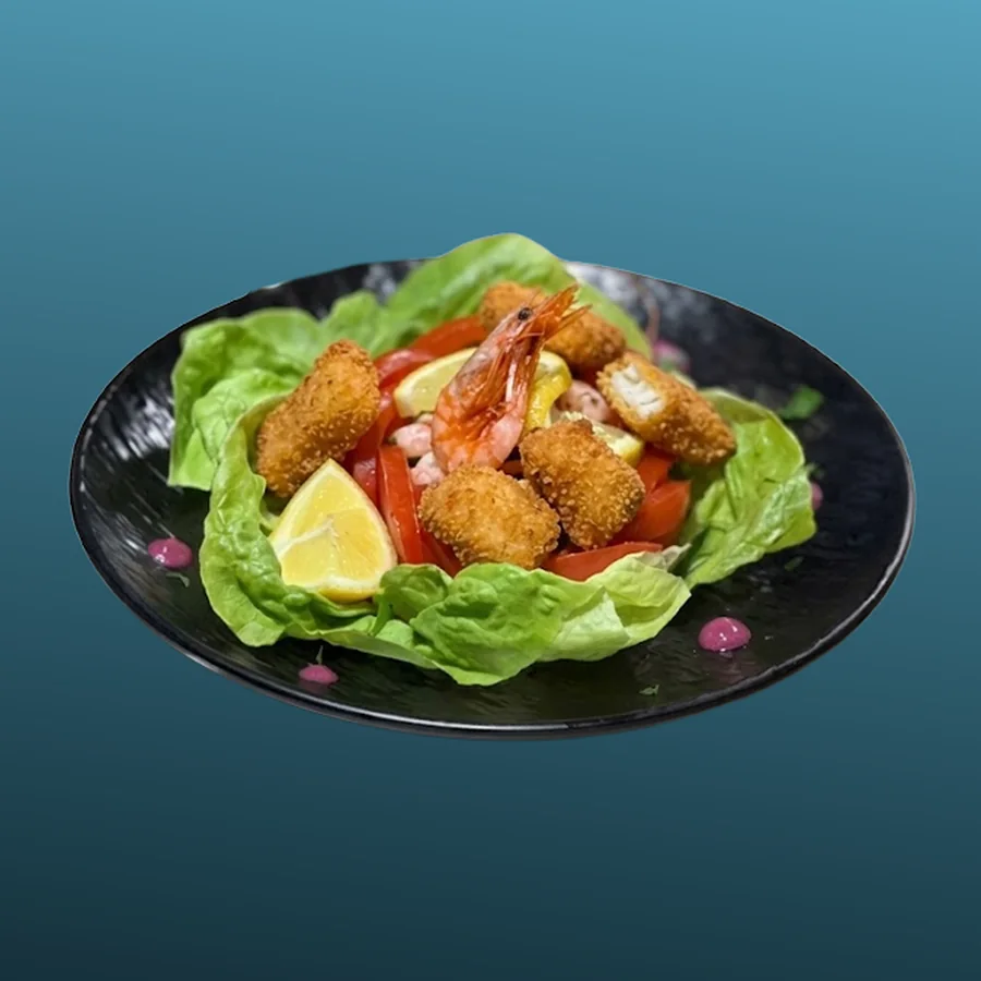 オーシャンサラダ — さくさくの白身魚フライと海老をレタスとトマトの上に。一皿に温と冷。 · Sphère Restaurant by Léa, Kouba, Alger