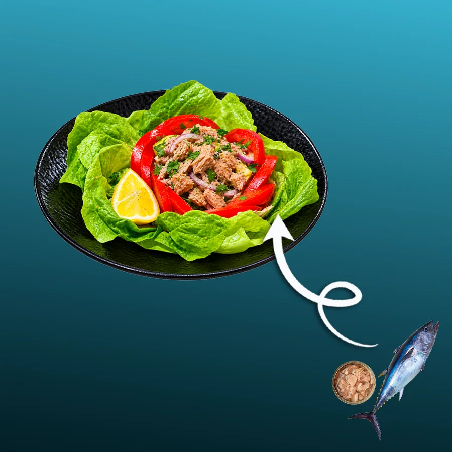 ツナサラダ — レタスの上にほぐしたツナ、トマト、赤パプリカ、玉ねぎを添えて。 · Sphère Restaurant by Léa, Kouba, Alger
