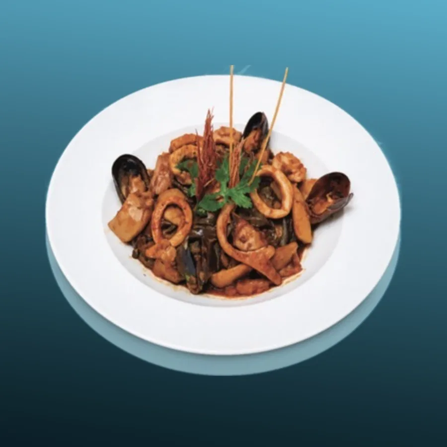 イカ墨とシーフードのスパゲッティ — イカ墨で黒く染めたスパゲッティに、魚介のミックスを。 · Sphère Restaurant by Léa, Kouba, Alger